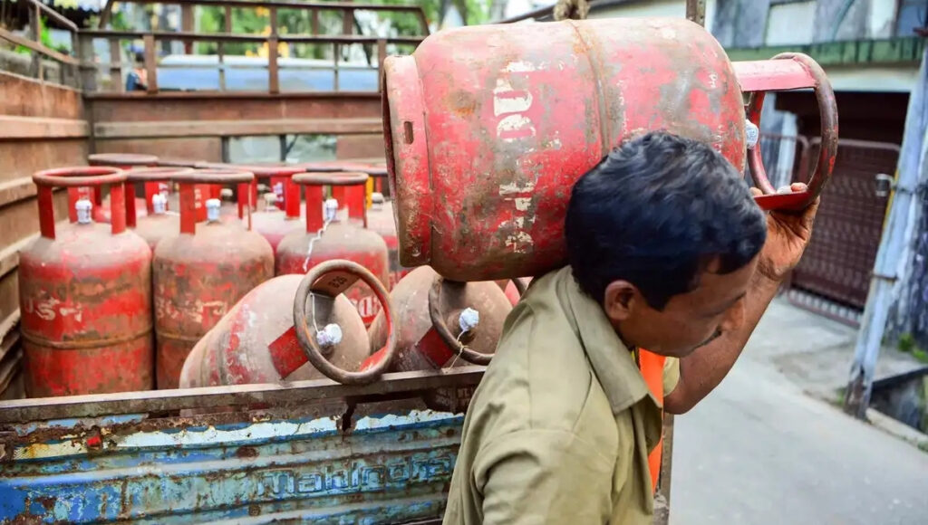 Free LPG Cylinder on Holi: Ujjwala Scheme Beneficiaries to Get Refill Benefit 1 Free LPG Cylinder on Holi