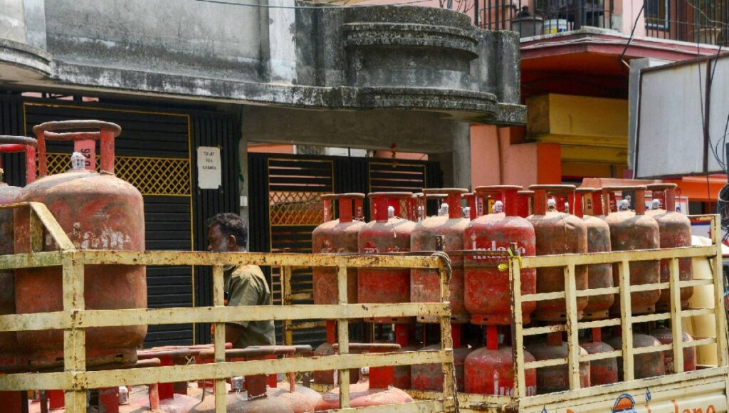 Free LPG Cylinder on Holi: Ujjwala Scheme Beneficiaries to Get Refill Benefit 2 Free LPG Cylinder on Holi